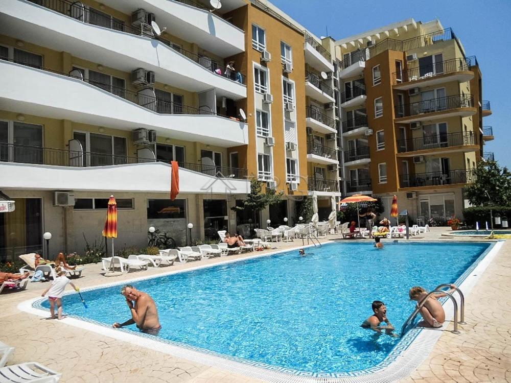 Blue Marine - Daneli Apartment Pantai Sunny Bagian luar foto