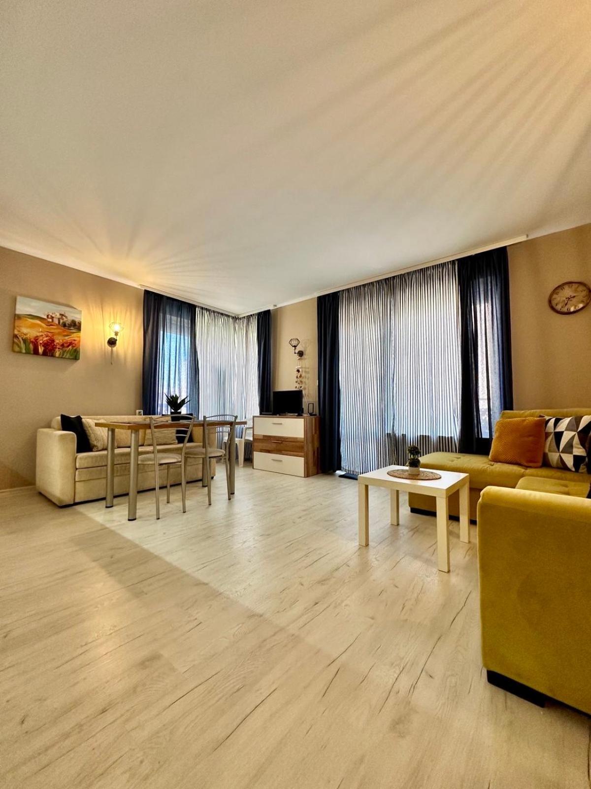 Blue Marine - Daneli Apartment Pantai Sunny Bagian luar foto