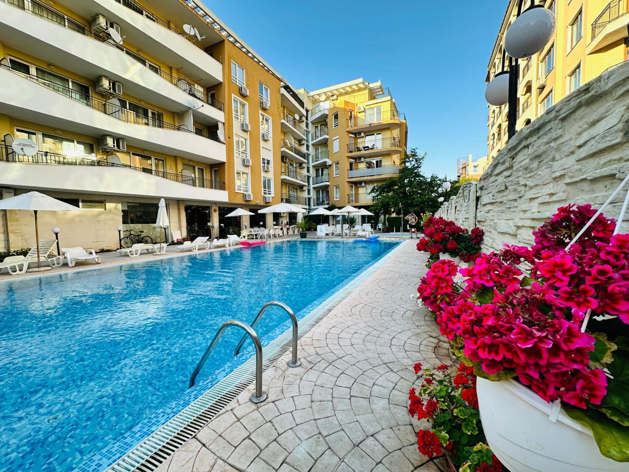 Blue Marine - Daneli Apartment Pantai Sunny Bagian luar foto