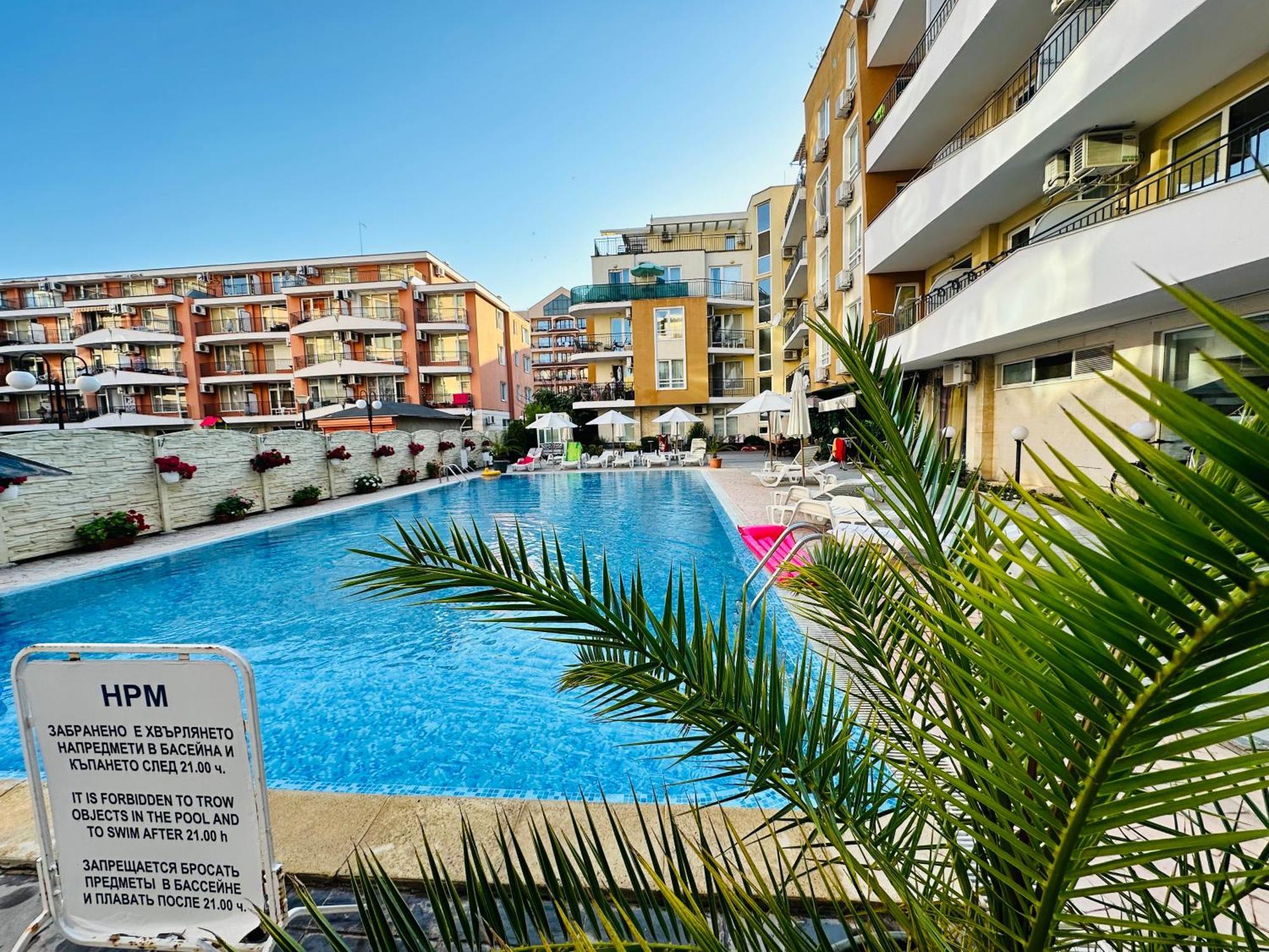 Blue Marine - Daneli Apartment Pantai Sunny Bagian luar foto
